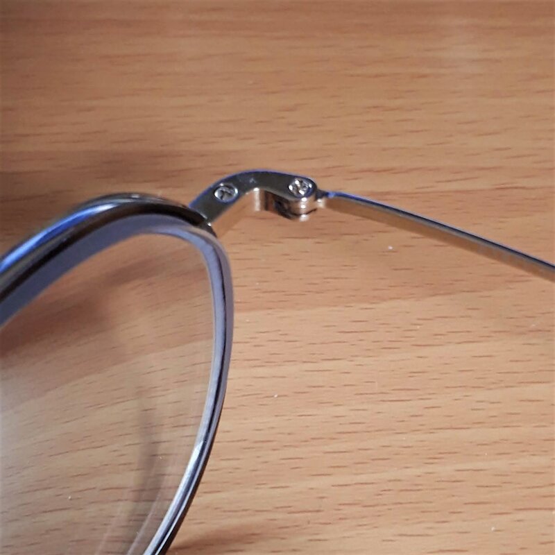 遠近両用メガネ_ヒンジ裏