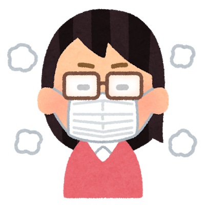 マスクでメガネが曇っている人