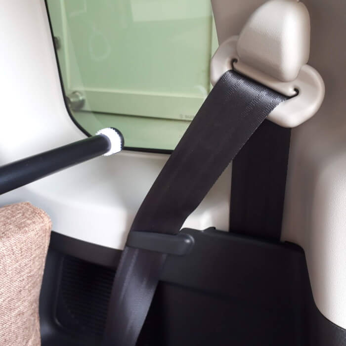 備えつけのシートベルトひっかけ（横から）