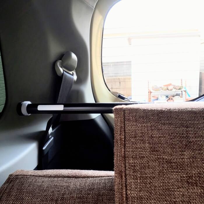 備えつけのシートベルトひっかけ（前から）