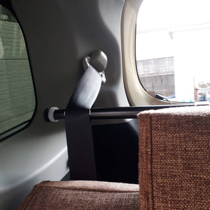 ヤックヘッドレストバーRV-69にシートベルトひっかけ（前から）