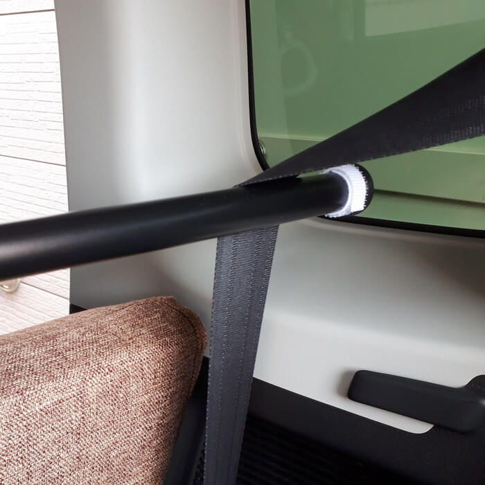 ヤックヘッドレストバーRV-69にシートベルトひっかけ（うしろから）