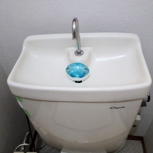 トイレタンク上にブルーレット置くだけ