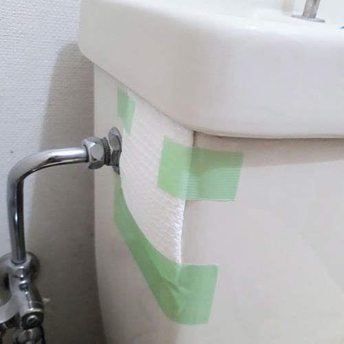トイレタンク左側にキッチンペーパー貼り付け