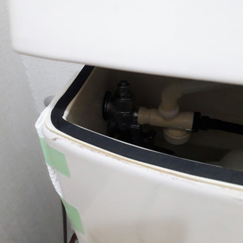 トイレタンクに隙間テープ設置（左側）