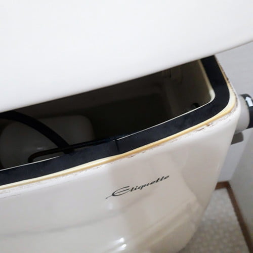 トイレタンクに隙間テープ設置（右側）