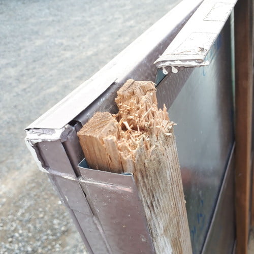 のみで削った戸袋の木