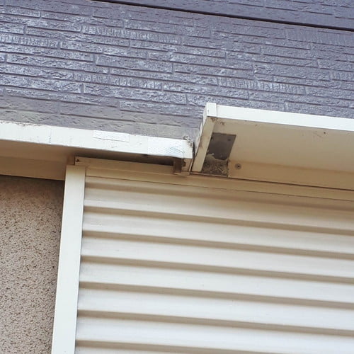 ねじ用の穴をテープで塞ぐ（右上）