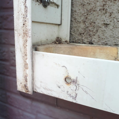 ねじ用の穴をテープで塞ぐ前（左下）