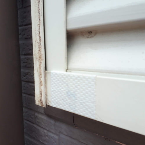 ねじ用の穴をテープで塞ぐ（左下）