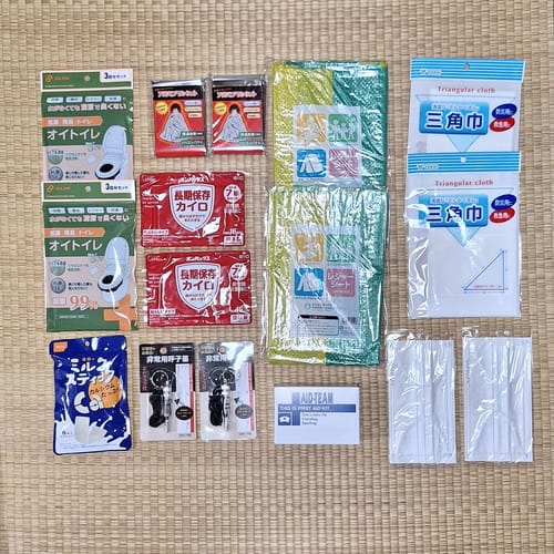 非常持出袋＿中身（簡易トイレ、非常食、笛、カイロ、アルミブランケット、レジャーシート、マルチツール、三角巾、マスク）