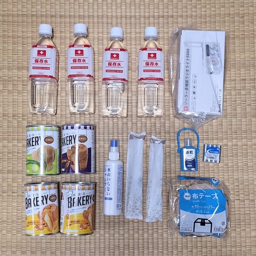 非常持出袋＿中身（水、缶パン、シャンプー、歯ブラシ、消毒ジェル、ラジオ、電池、ガムテープ）