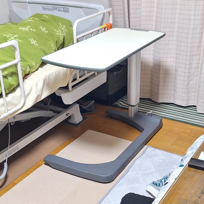 ベッドサイドテーブル